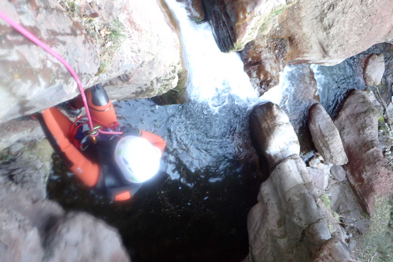 último rápel del Salt de la Farga, barranquismo en el Berguedà